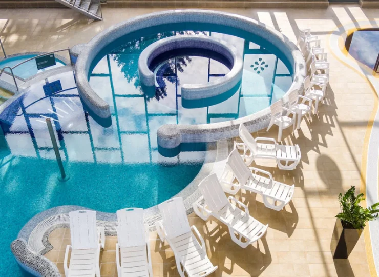 Przy basenach przygotowano leżaki