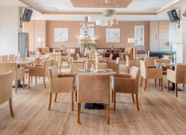 Na terenie obiektu znajduje się restauracja oraz kawiarnia