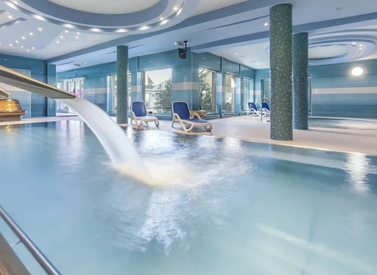 Posiada kryty basen ze stanowiskami do hydromasażu i przestronne jacuzzi