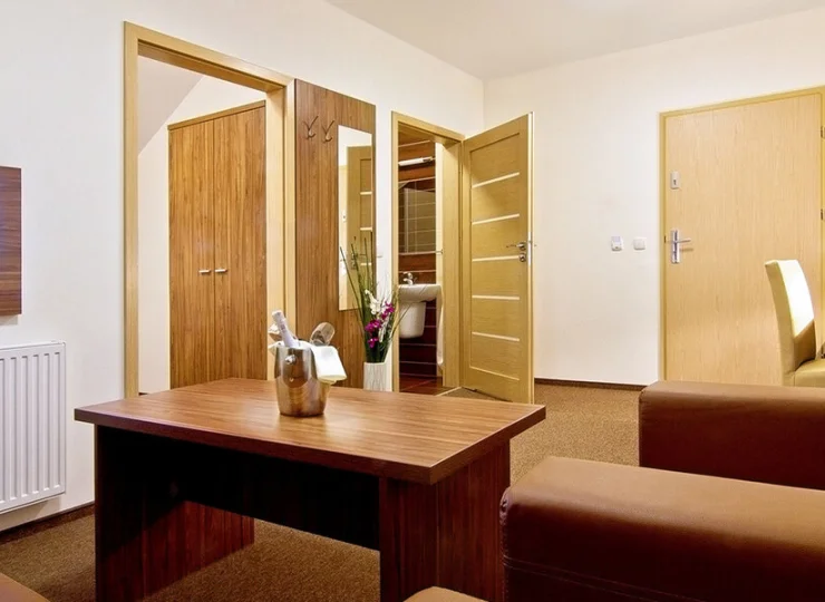 W apartamencie 2-pokojowym jest osobny salon z częścią wypoczynkową