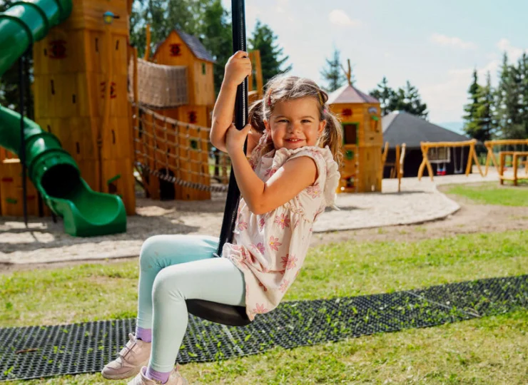 Największą atrakcją pozostaje tyrolka