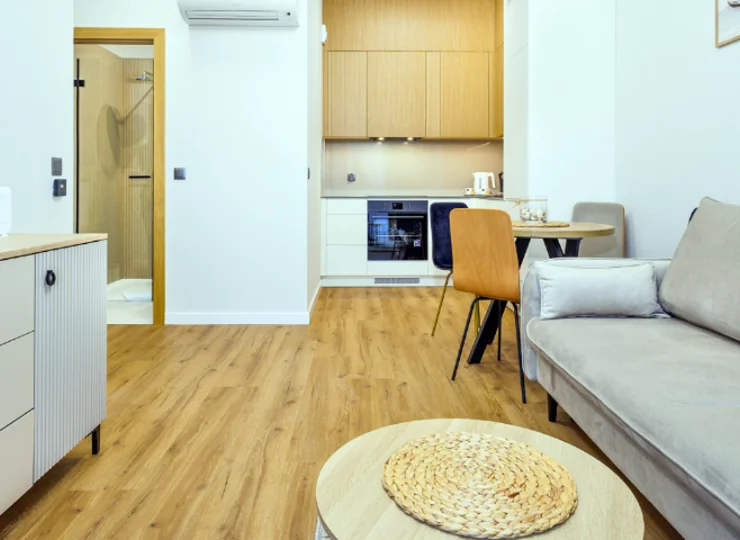 Z salonem sąsiaduje świetnie wyposażony aneks kuchenny