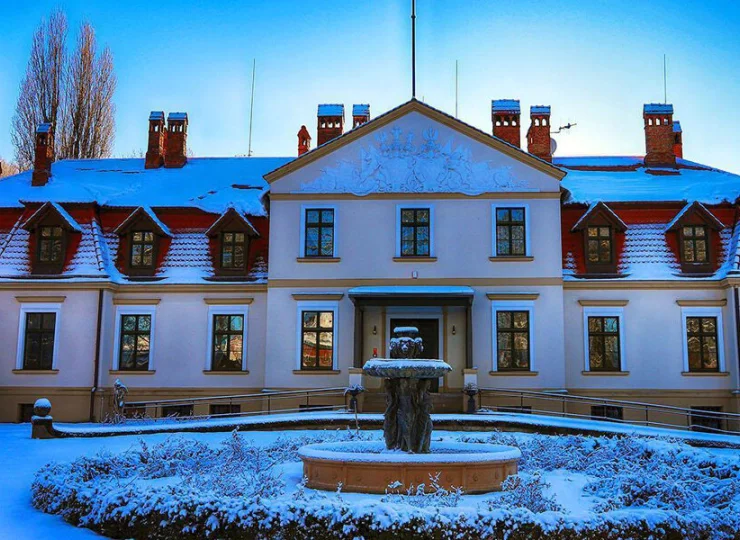 Obiekt jest położony na terenie dawnej letniej rezydencji Cesarza Wilhelma II