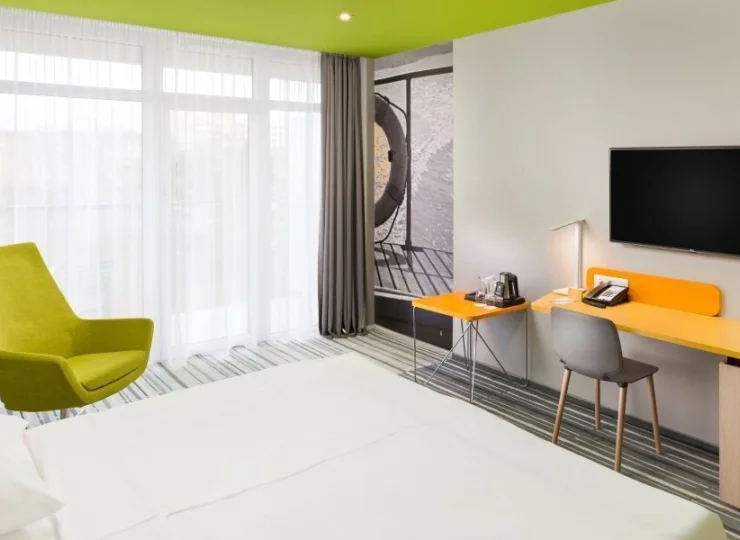 Pokoje są nowocześnie urządzone, z żywiołowymi akcentami kolorystycznymi