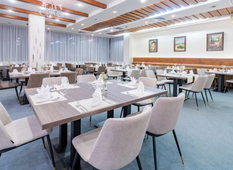 Hotelowa restauracja dysponuje przestronną salą