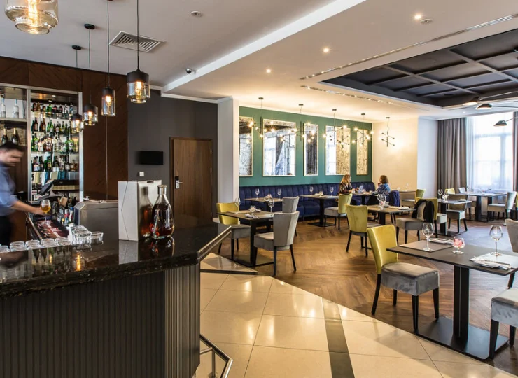 Z restauracją sąsiaduje bar