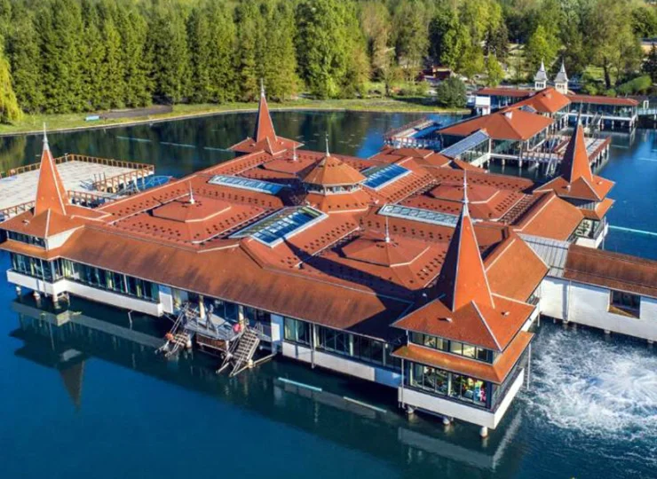 Hotel znajduje się bardzo blisko jeziora termalnego Heviz