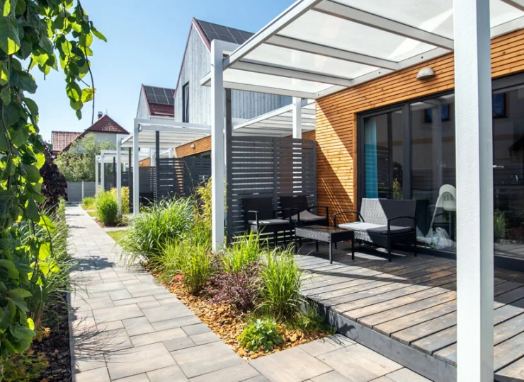 Każdy domek ma zadaszony taras z meblami ogrodowymi