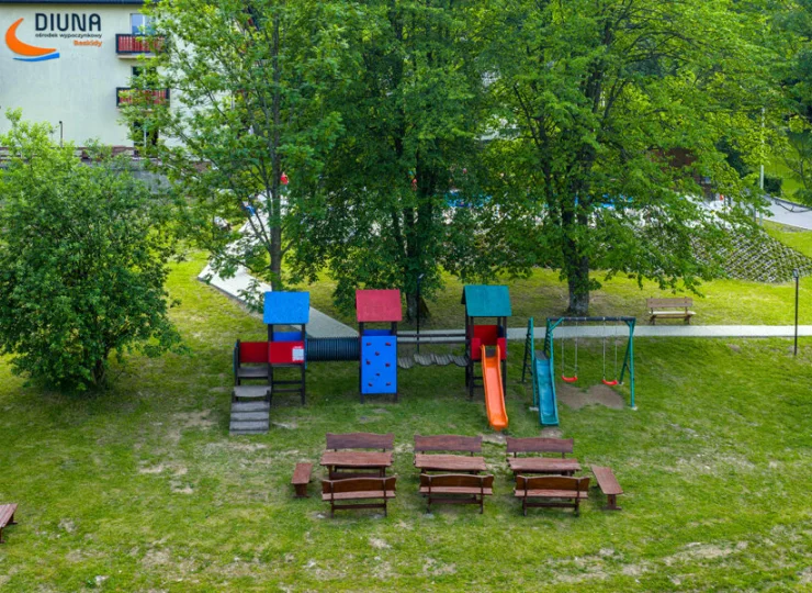 Dla dzieci przygotowano salę zabaw oraz zewnętrzny plac zabaw