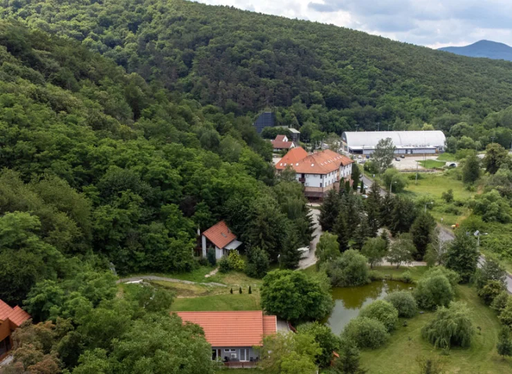 Łatwo tutaj dojechać, hotel mieści się przy granicy słowacko-węgierskiej
