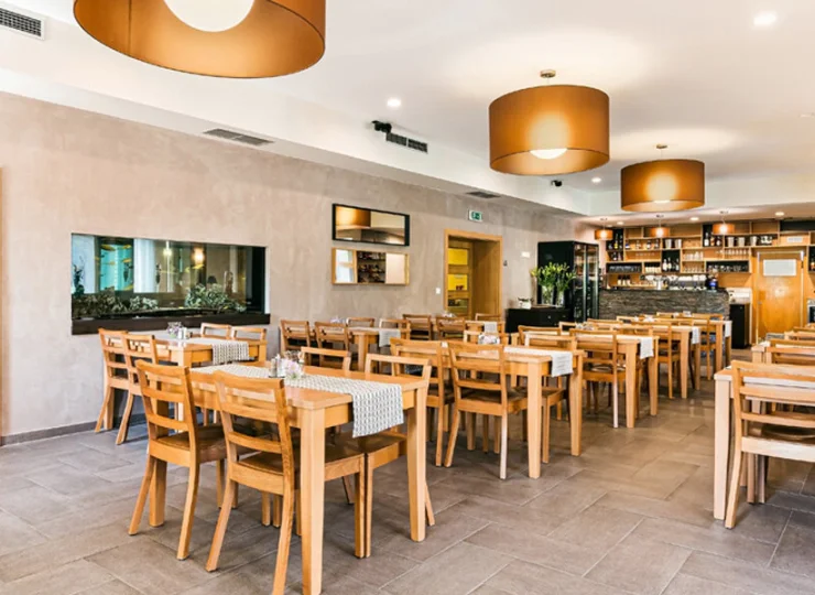 W hotelu mieści się nowoczesna restauracja