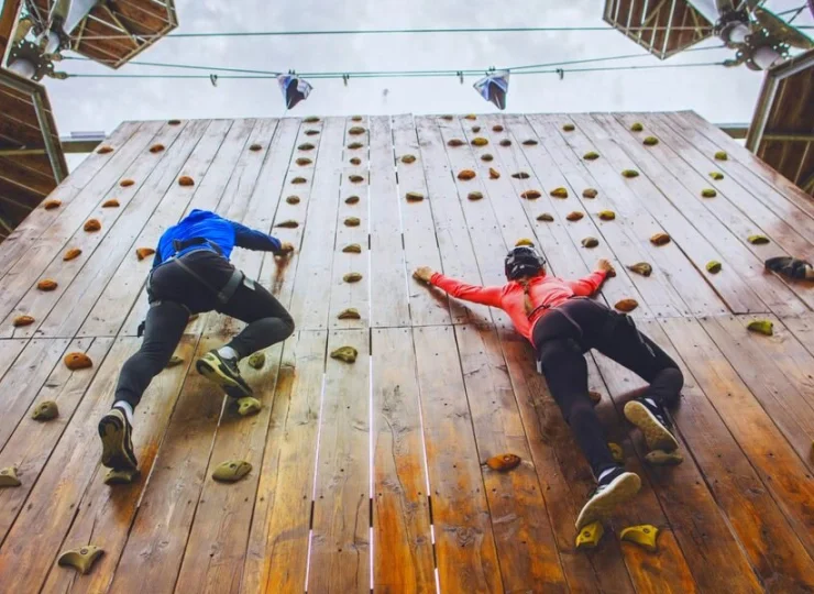 Na Crystal Tower są też ścianki wspinaczkowe