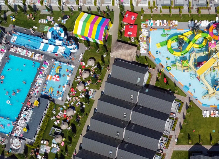 Wizytówką resortu jest zewnętrzny aquapark podzielony na dwie części