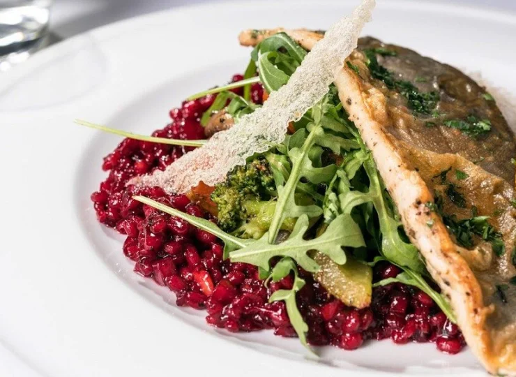 Specjalnością restauracji są potrawy z pobliskiej hodowli karpia w Zatorze