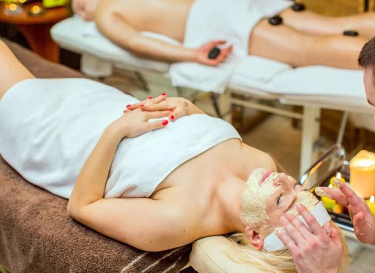 W hotelu są dostępne masaże, zabiegi spa oraz tężnia solankowa