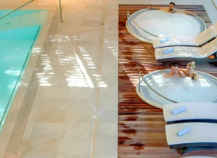 W strefie basenowej znajdują się także wanny jacuzzi