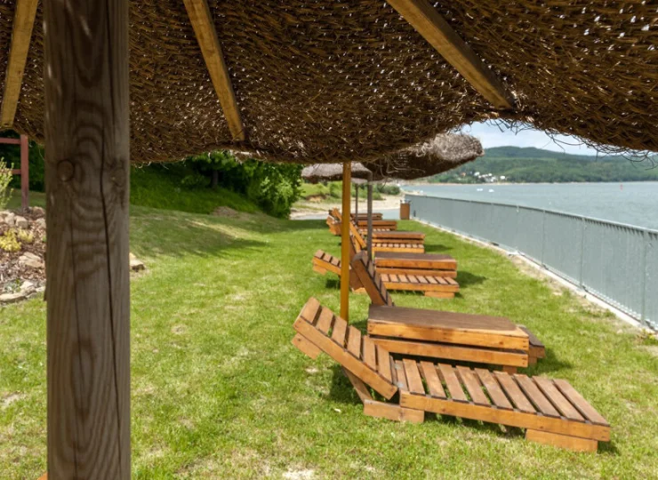 Jeden z tarasów słonecznych z leżakami i parasolami