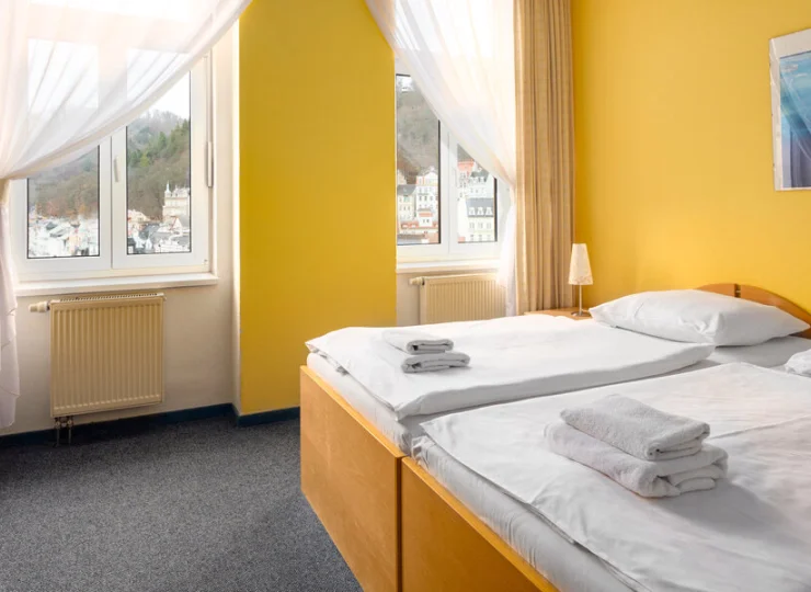 Pokoje są wyposażone w lodówkę, TV, wifi, sejf