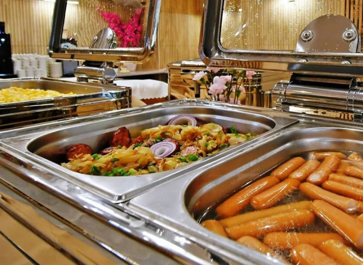 W bufecie znajdziemy potrawy na ciepło