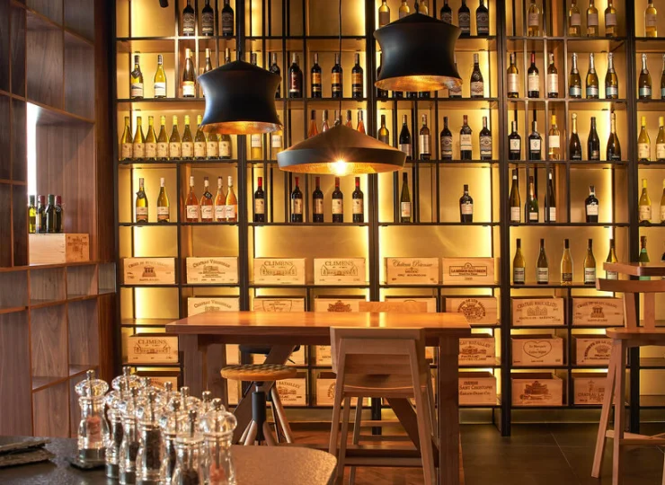 Eleganckie wnętrza hotelowej restauracji Winestone