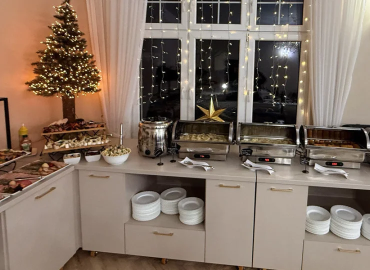 W okresie świątecznym jadalnia jest dekorowana