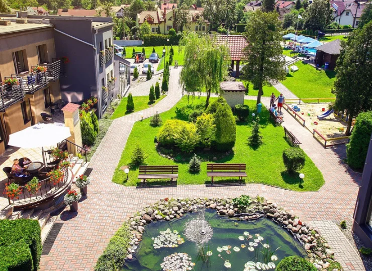 Park Poniwiec Resort to malowniczo położony obiekt z zadbanym ogrodem