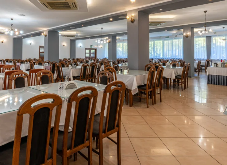 W obiekcie znajduje się przestronna sala jadalniana
