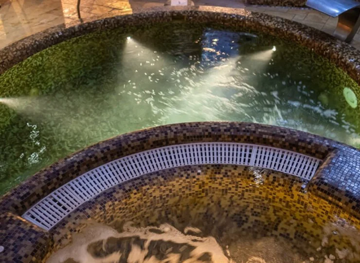 Kryty basen rekreacyjny ma 8 rodzajów relaksujących masaży