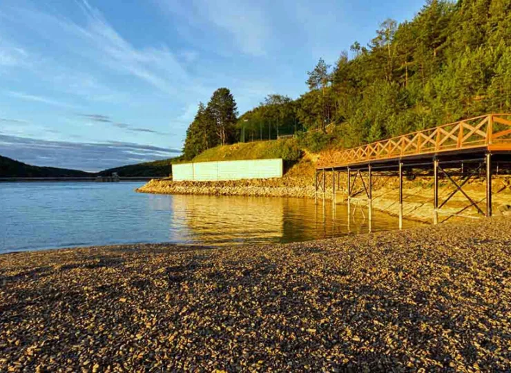 Goście mogą korzystać z tutejszej plaży i uprawiać sporty wodne