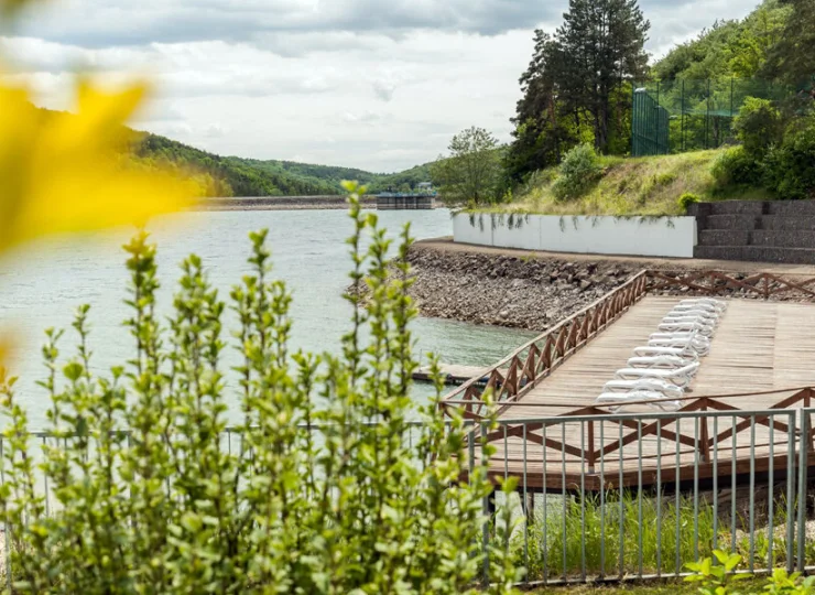 Relaksowi nad wodą służą hotelowe tarasy słoneczne z leżakami i parasolami
