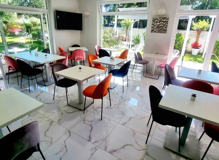 Na parterze rezydencji Majestique znajduje się sala śniadaniowa