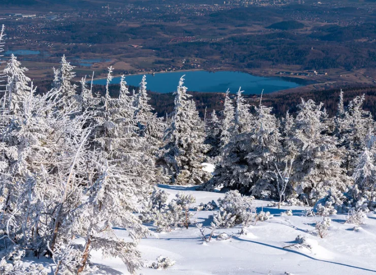 Widok na zalew Sosnówka z grzbietu Karkonoszy
