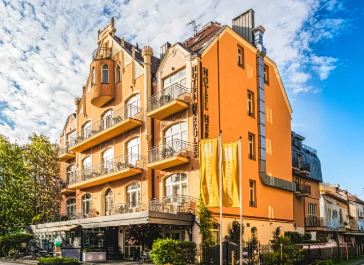 Villa Herkules to zabytkowa, odrestaurowana kamienica w secesyjnym stylu