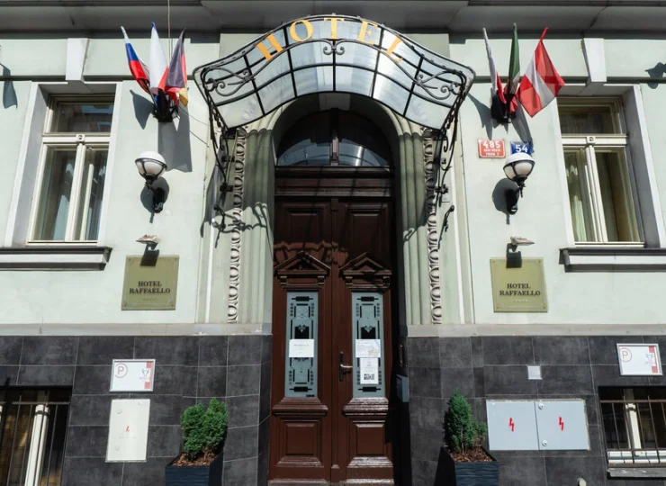 Hotel jest położony na prawym brzegu Wełtawy