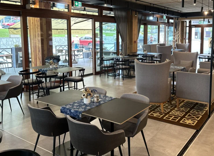 Śniadania są serwowane w formie bufetu w restauracji śniadaniowej