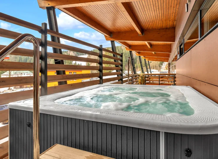 Odnowiona strefa wellness została wyposażona w zewnętrzną wannę z hydromasażem