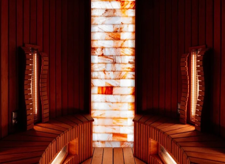 Jedna z hotelowych saun ze ścianą solną