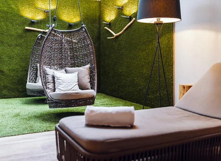 W strefie wellness jest kilka wygodnych siedzisk i przytulnych przestrzeni