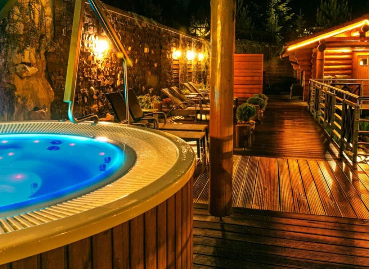 Zewnętrzne jacuzzi na tarasie wellness