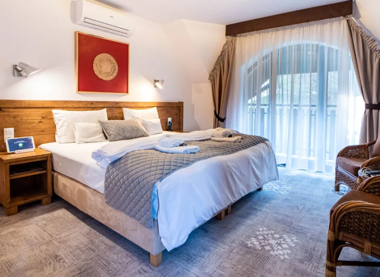 W oddalonym o 50 m od hotelu budynku urządzono przestronne apartamenty 2-os.