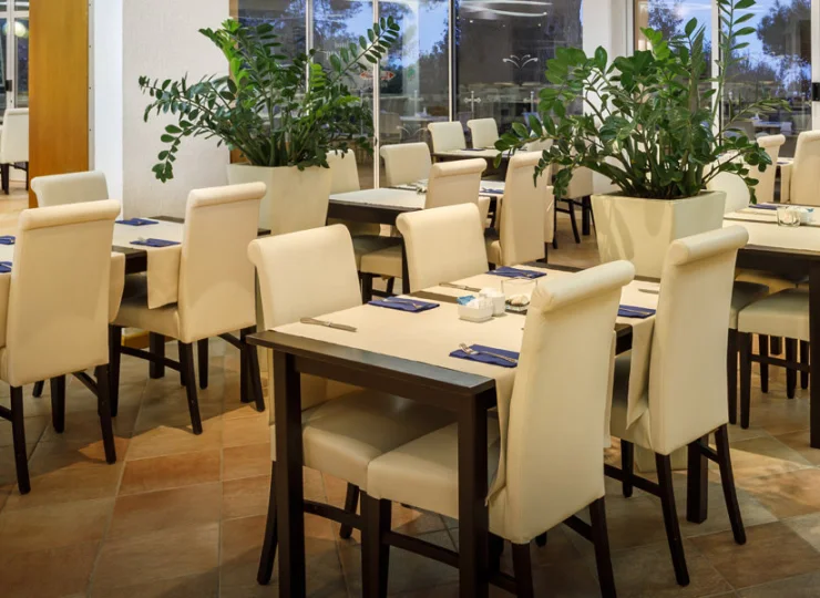 Goście mogą korzystać z restauracji bufetowej oraz a la carte