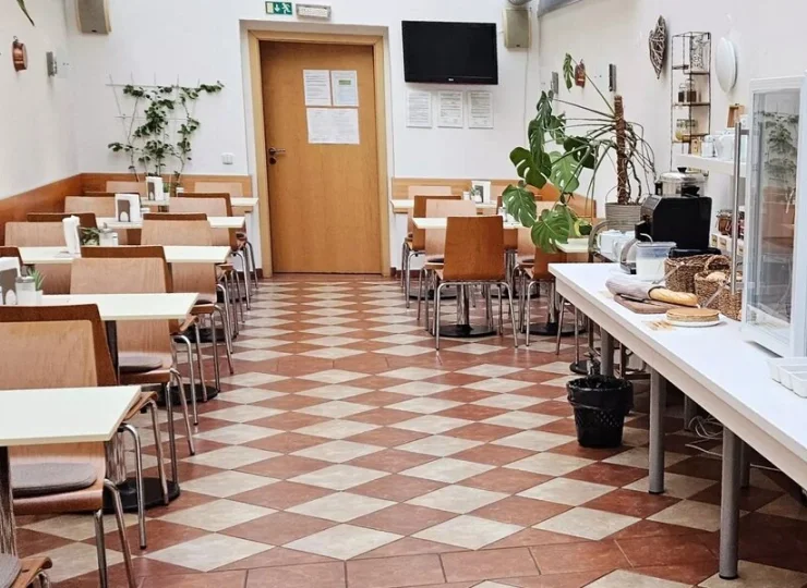 Śniadanie jest podawane w jasnej sali