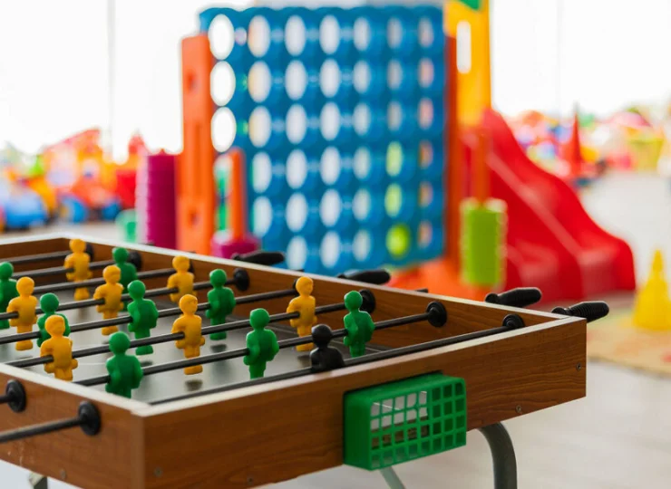 W kolorowej sali zabaw oprócz zjeżdżalni dla maluchów są też piłkarzyki