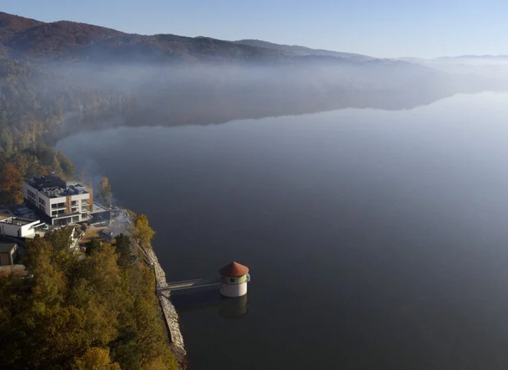 Resort wyrasta wprost nad taflą wody