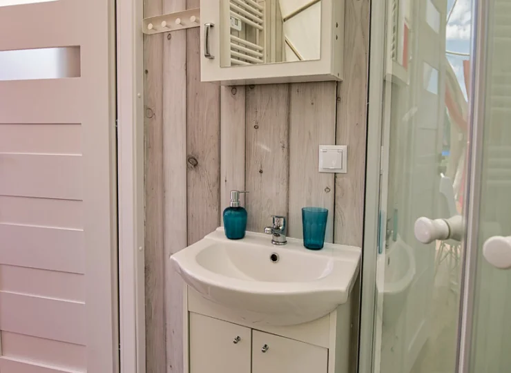 Łazienka z prysznicem w typowym domku sferycznym