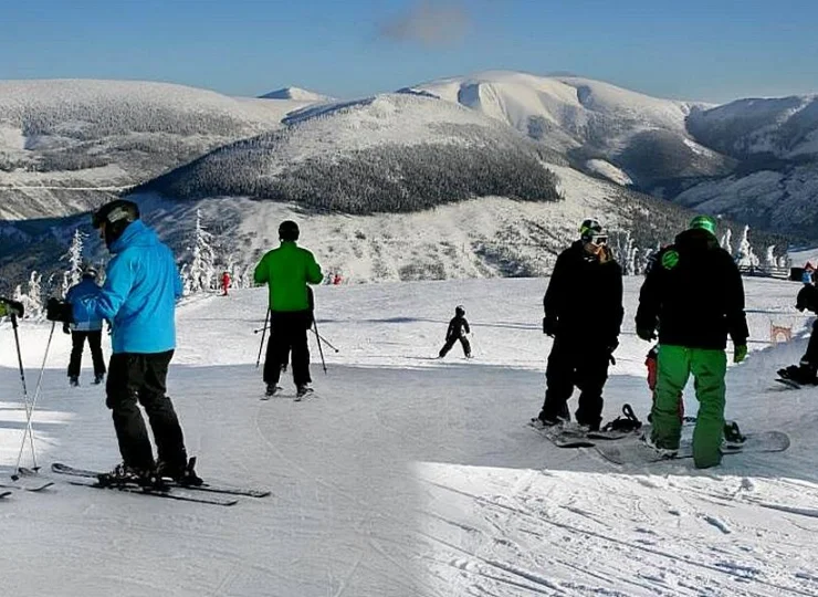 Resort Spindl jest położony tylko 100 metrów od stoku narciarskiego Medvedin