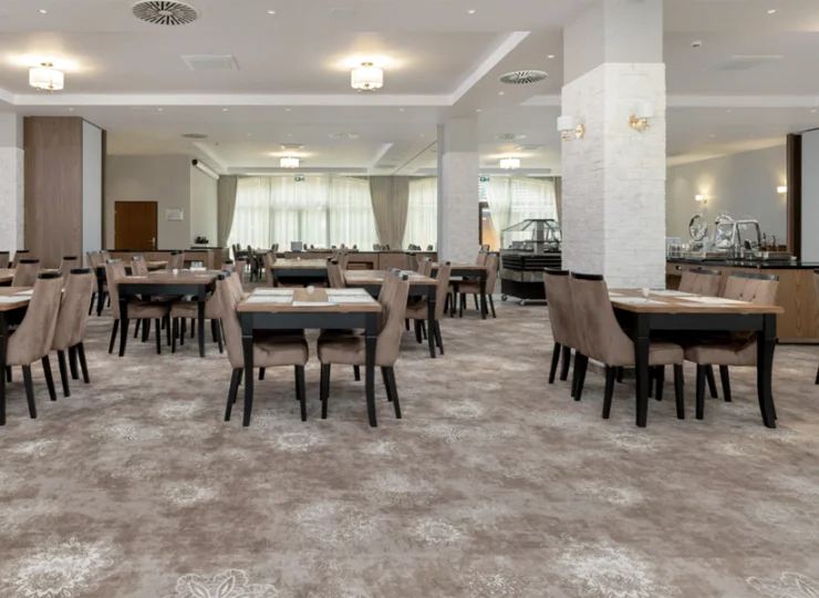 Jest tutaj przestronna restauracja bufetowa