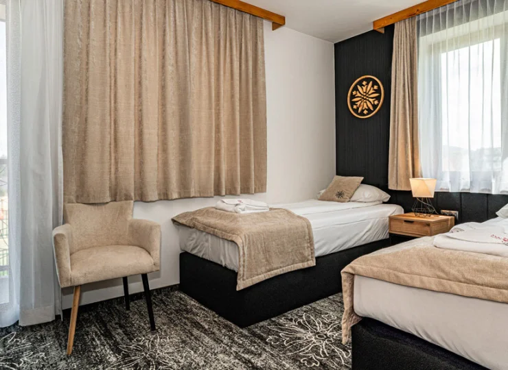 Wyremontowana sypialnia apartamentu z dwoma pojedynczymi łóżkami