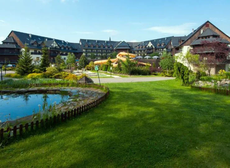 Spory resort jest umiejscowiony nieopodal centrum Karpacza i Kruczych Skał