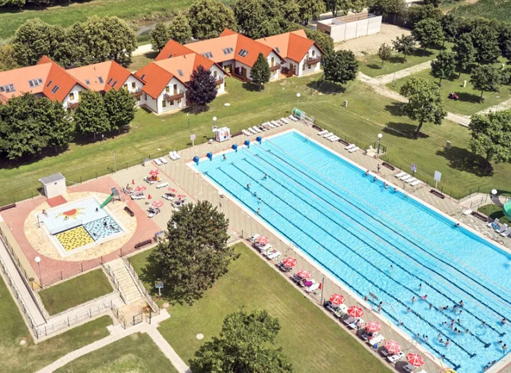 Apartamenty mieszczą się w domach w sąsiedztwie basenu